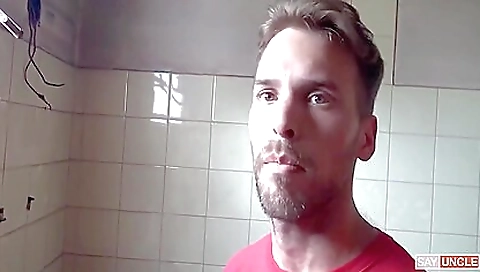 Shake and anit techerr gags on a dick closeup