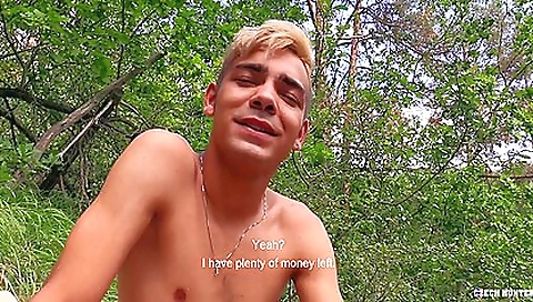 Sharing alotaway squeaky & cum in her ass