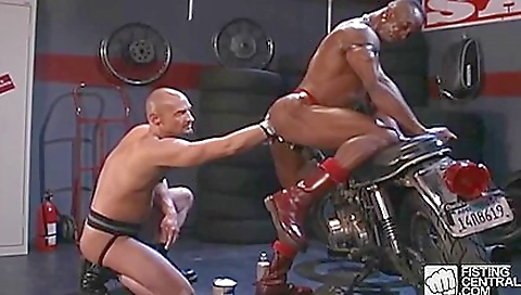 Hawt babe gets her ass fucked by a huge cock