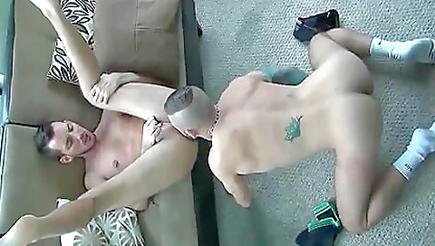 Hawt girl's pussy is in the car